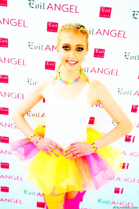 Chloe Cherry plays ballerina for anal