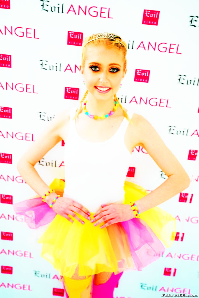 Chloe Cherry plays ballerina for anal